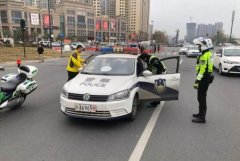 女工操作机器不慎致3根手指断裂，交警连闯红灯为她赢得抢救时间